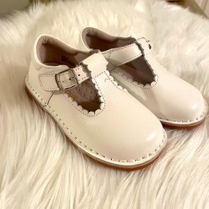 L’Amour Shoes. White. Toddler size 8.
